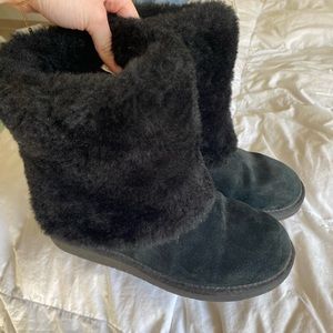 Black Ugg boots with fur on outside